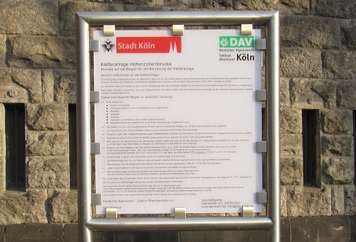 Info-Schild an der Kletteranlage