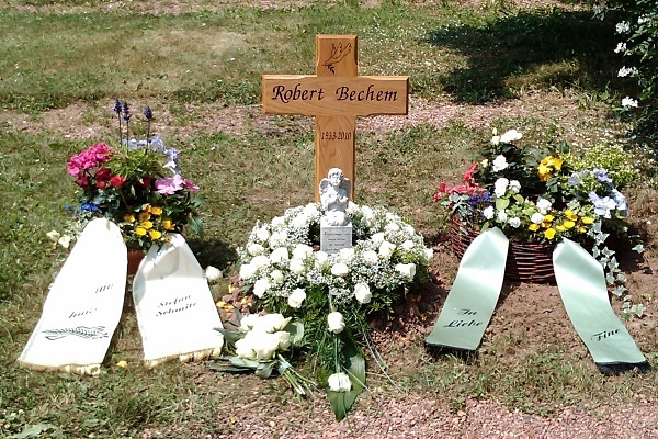 Robert Bechems Grab nach der Urnenbeisetzung