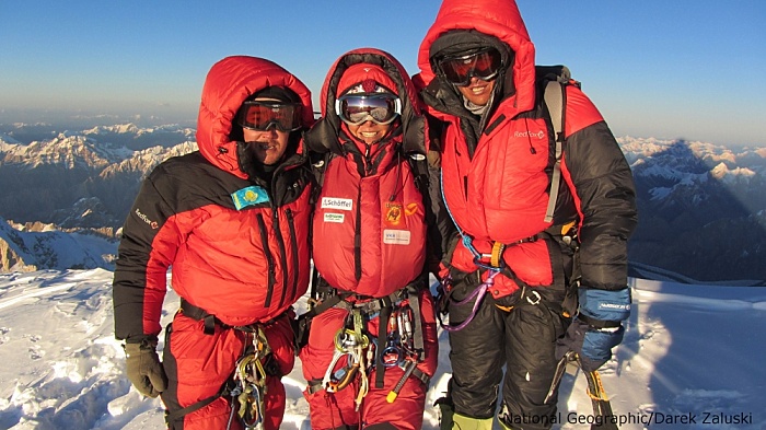 Gerlinde, Vassiliy und Maxut am Gipfel des K2