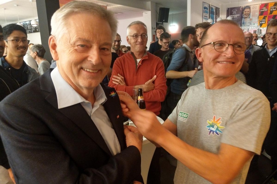 Josef Klenner erhlt einen besonderen GOC-Pin von Thomas Michel