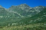 Blick von oberhalb des Koelner Hauses: der Klettergarten ist der dunkle Felsbereich rechts oberhalb der Bildmitte