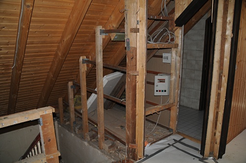 07.08.2010: Das Treppenhaus muss in brandfester Bausweise neu verkleidet werden