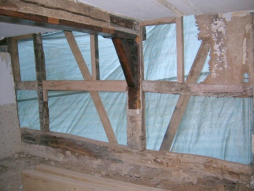 08.10.2010: Rekonstruierte Balken von innen; die Positionen der drei neuen Fenster sind zuerkennen