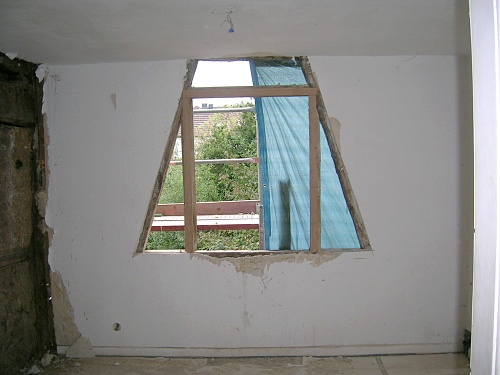 08.10.2010: Die alten Fenster sind fast alle entfernt