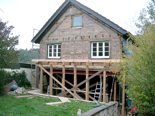 08.10.2010: Giebelseite zum Garten: die Auenwand ist abgebrochen und der Stahltrger eingeschoben / Foto: DAV Rheinland-Kln