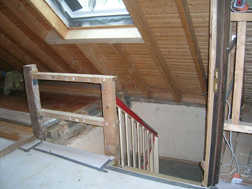 23.10.2010: Der Rauch-Wrme-Abzug (RWA) ber dem Treppenhaus ist eingebaut; die Wand zum groen Lager musste dafr entfernt werden / Foto: DAV Rheinland-Kln