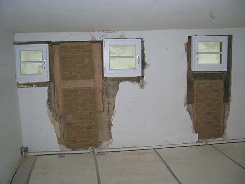 17.11.2010: Das Sechsbettzimmer zur Stra%EF%BF%BDe mit den neuen Fenstern