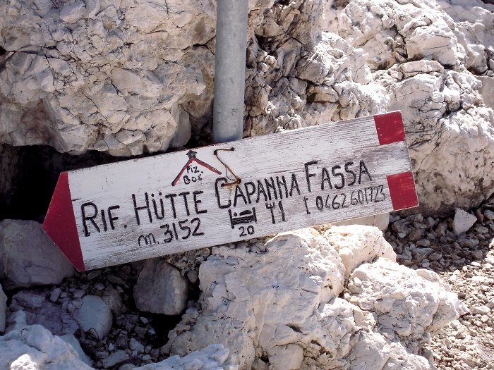 [72] Wegweiser zur Capanna Fassa am Piz Boe / Foto: Kalle Kubatschka