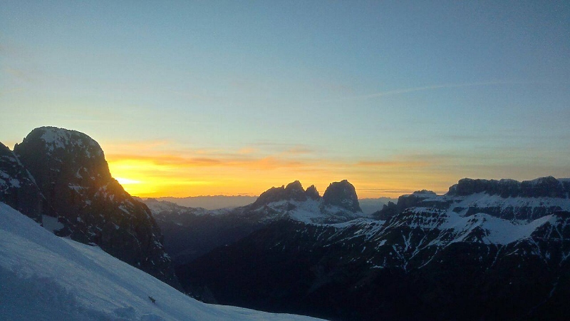 [200] Abendstimmung gegen Plattkofel, Langkofel und Sella / Foto: Rifugio Pian die Fiacconi