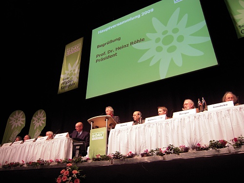 President Roehle bei der Begroessung