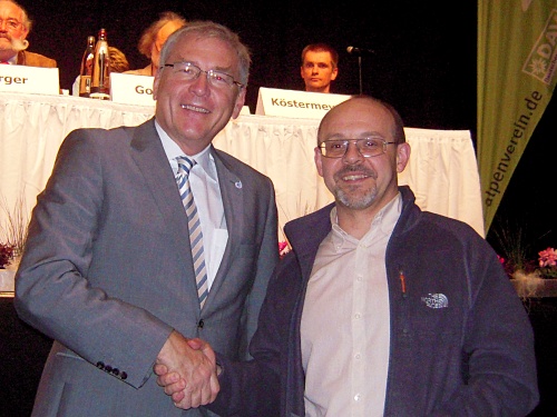 Karl-Heinz Kubatschka begr$uesst Michael Vesper als neues Mitglied im K%EF%BF%BD%EF%BF%BDoelner Alpenverein