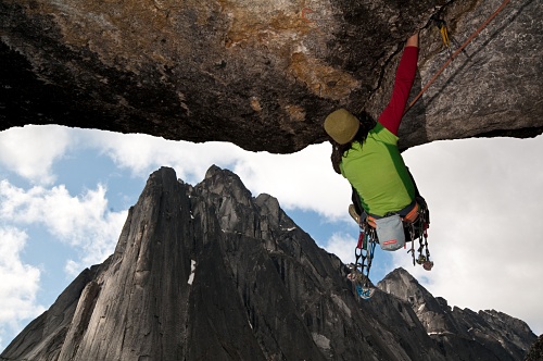 Ines in einem Rissdach im Cirque of the Unclimbables %A9Marc Piche