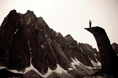 Ines auf dem Kopf des Pinguin, Camp feary meadows, Cirque of the Unclimbables; %A9Chris Atkinson