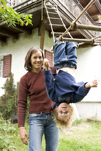 Ines und Sohn Emanuel zu Hause beim Trainieren