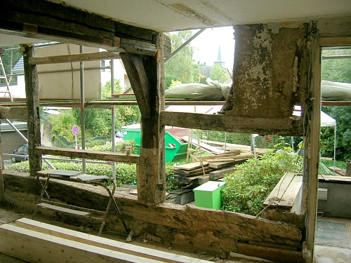 Bild 1: Fachwerk-Gerippe der S%EF%BF%BD%EF%BF%BDdostwand neben der Eingangst%EF%BF%BD%EF%BF%BDr (links)