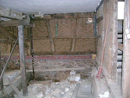 Bild 3: Nordwestwand des ehemaligen Kaminzimmers nach der Sanierung