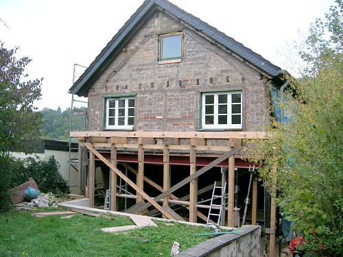 Bild 4: Abgest%EF%BF%BDzte Giebelwand zum Garten mit dem Stahltr%EF%BF%BDger f%EF%BF%BDr den Anbau