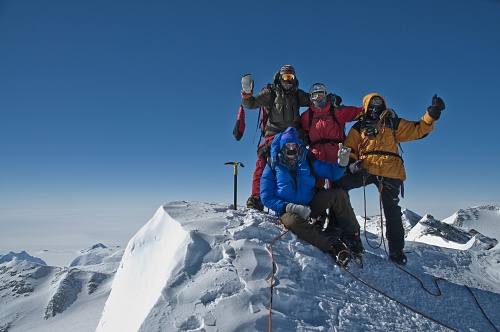 Am Gipfel des Mount Vinson / Foto: andyholzer.com