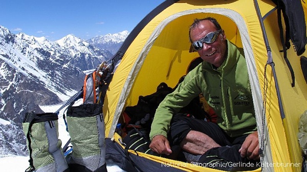Ralf Dujmovits im Zelt nach einer Biwak-Nacht unterhalb Lager II