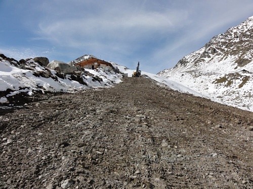 Die Piste der neuen Hexenseeabfahrt f%C3%BChrt direkt an der Hexenseeh%C3%BCtte vorbei
