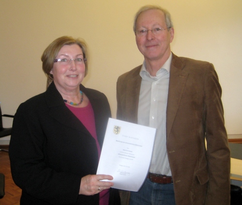 Margit G%C3%B6ckemeyer, B%C3%BCrgermeisterin der Stadt Nideggen, ernennt Heinrich Krantz