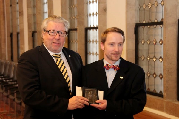 Henk van Benthem (li.) %C3%BCberreicht Sebastian Barlaresque die Ehrenplakette der Stadt K%C3%B6ln