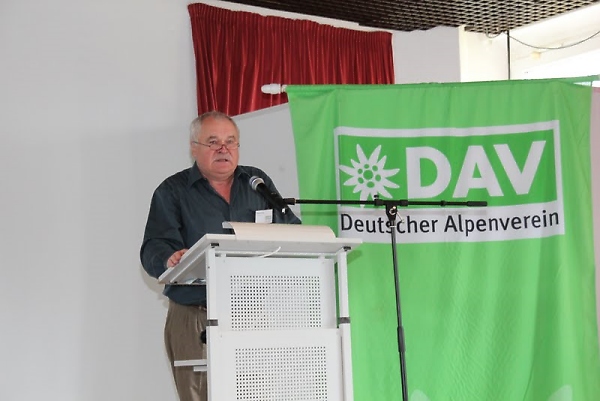 Oswald Palsa, 2. Vorsitzender des K%C3%B6lner Alpenvereins, w%C3%A4hrend seines Gru%C3%9Fworts zur Mitgliederversammlung