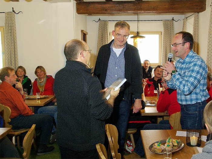 GBL Winfried Kie%EF%BF%BD%EF%BF%BDling %EF%BF%BD%EF%BF%BDberreicht Geschenke