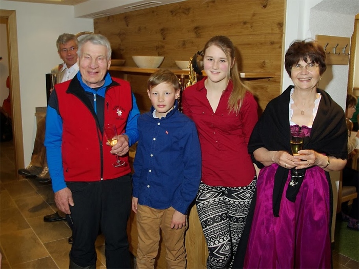 Hannelore und Franz mit zwei ihrer Enkel