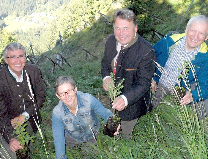 Forstminister Helmut Brunner pflanzt zusammen mit Vziepr%EF%BF%BD%EF%BF%BDsident Ludwig Wucherpfennig, Reinhard Neft und Irene Straub ein B%EF%BF%BD%EF%BF%BDumchen