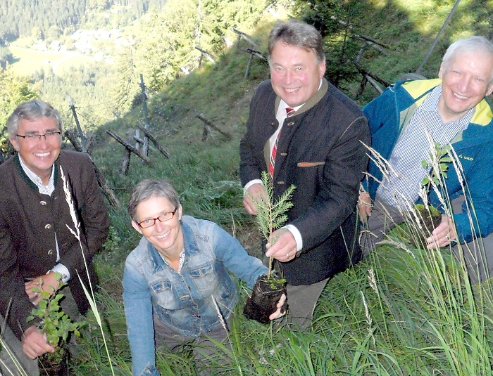 Forstminister Helmut Brunner pflanzt zusammen mit Vziepr%EF%BF%BDsident Ludwig Wucherpfennig, Reinhard Neft und Irene Straub ein B%EF%BF%BDumchen