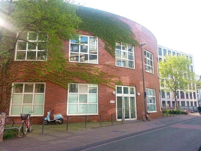 Aula der K%EF%BF%BD%EF%BF%BDnigin-Luise-Schule