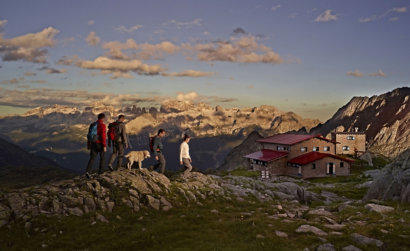 Wanderer am Refugio Segantini - Foto Trentino Marketing