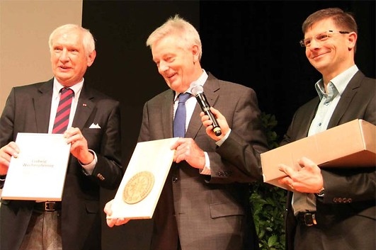 Ehrenmitglied Ludwig Wucherpfennig mit Pr%EF%BF%BDsident Josef Klenner und Hauptgesch%EF%BF%BDftsf%EF%BF%BDhrer Olaf Tabor bei der Verleihung