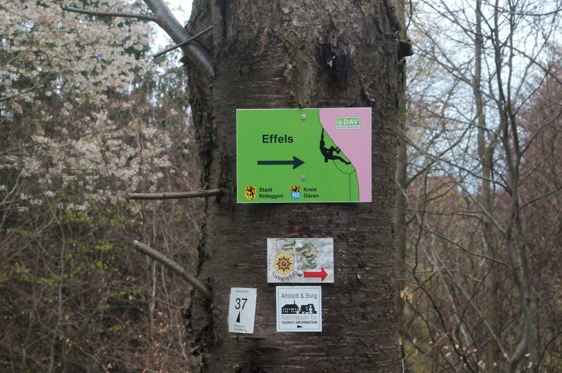 Neue Ausschilderung zu den Kletterfelsen des Effels