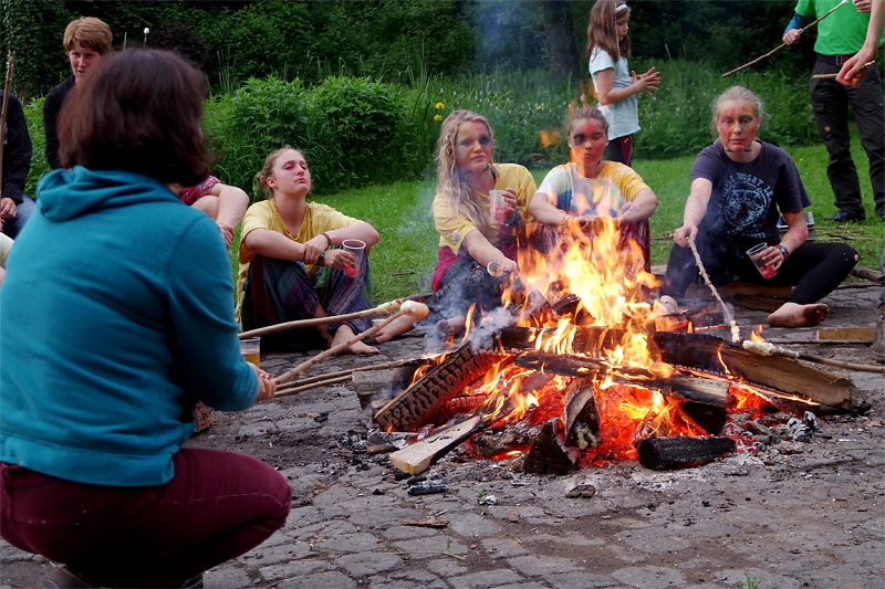 Ausklang mit Stockbrot am Lagerfeuer / Foto: Hanno Jacobs