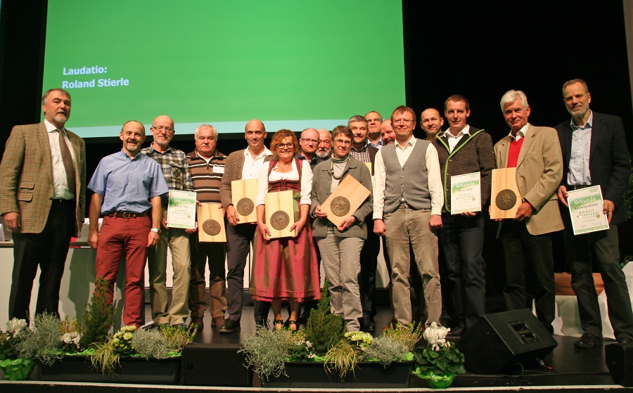Vertreter der Sektionen und die H%EF%BF%BD%EF%BF%BDttenwirte nehmen das Umweltg%EF%BF%BD%EF%BF%BDtesiegel entgegen - Foto: DAV/Christine Fr%EF%BF%BD%EF%BF%BDholz