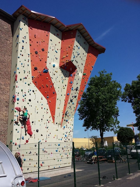 Au%EF%BF%BD%EF%BF%BDenwand der Kletterhalle Chimpanzodrome