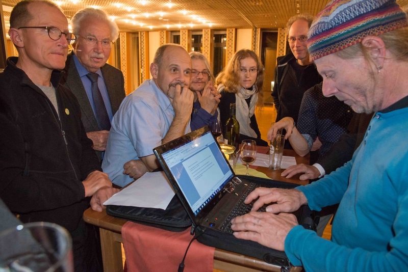Delegierte arbeiten an der Resolution zum Alpenplan / Foto: Walter Treibel