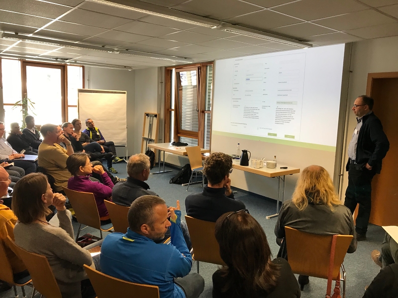 Markus Pfaller stellt im Plenum den Prototyp von Mein Alpenverein vor / Foto Tobias Dillmann