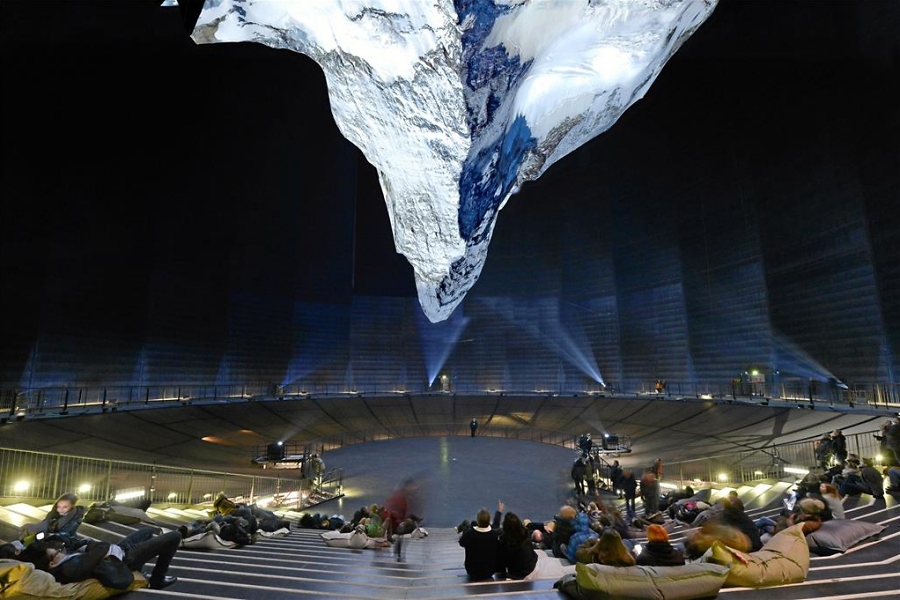 Gasometer Oberhausen: Der Berg ruft - Matterhorn h%C3%A4ngt Kopf %C3%BCber von der Decke