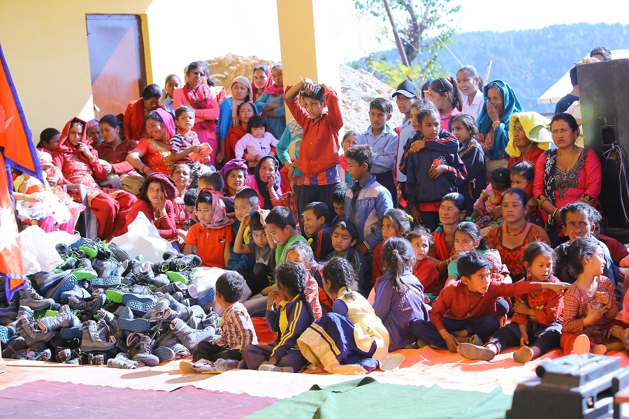 %C3%9Cbergabe der Winterschuhe von LOWA an die Kinder / Foto: Milan Shrestha