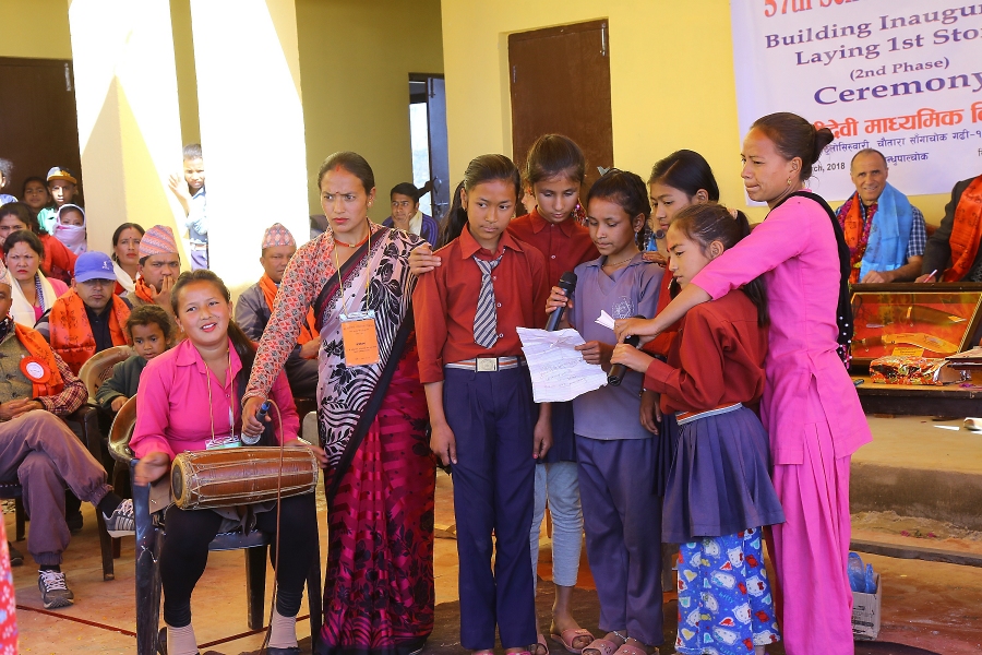 Sch%C3%BClerinnen musizieren w%C3%A4hrend der Feierlichkeiten / Foto: Milan Shrestha