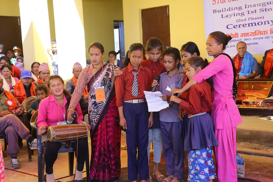 Sch%EF%BF%BDlerinnen musizieren w%EF%BF%BDhrend der Feierlichkeiten / Foto: Milan Shrestha