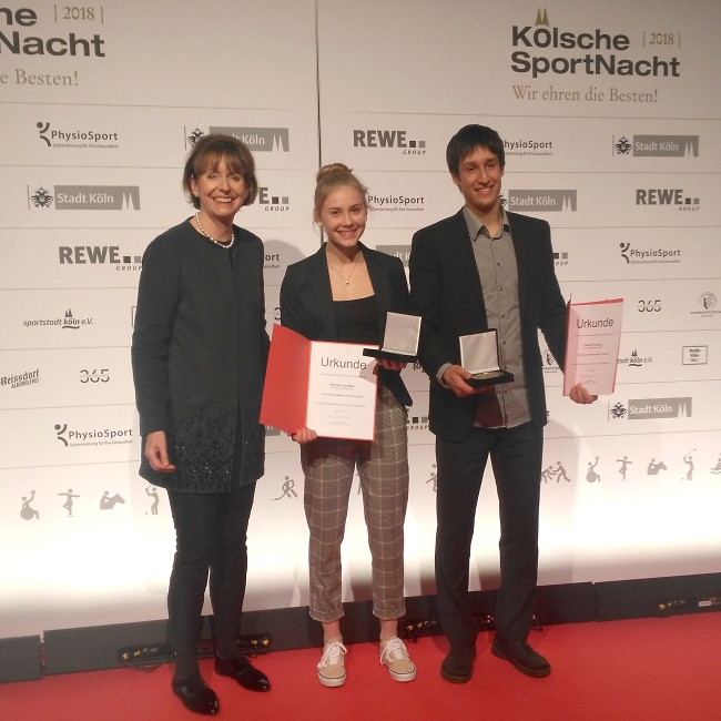 K%EF%BF%BDlsche Sportnacht 2018 - Oberb%EF%BF%BDrgermeisterin Henriette Reker gratuliert Hannah Meul und David Firnenburg