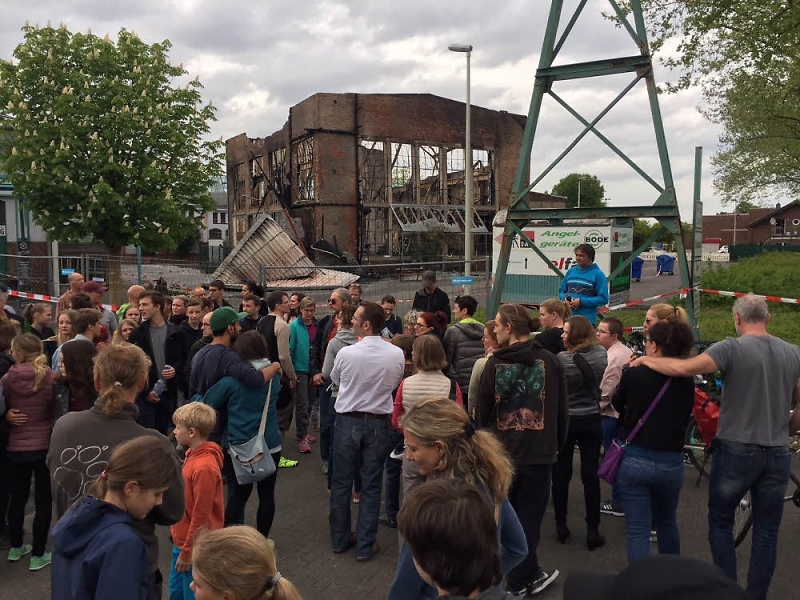 Treffen am Abend nach dem Brand / Foto: Udo Bei%EF%BF%BD%EF%BF%BDel/KStA