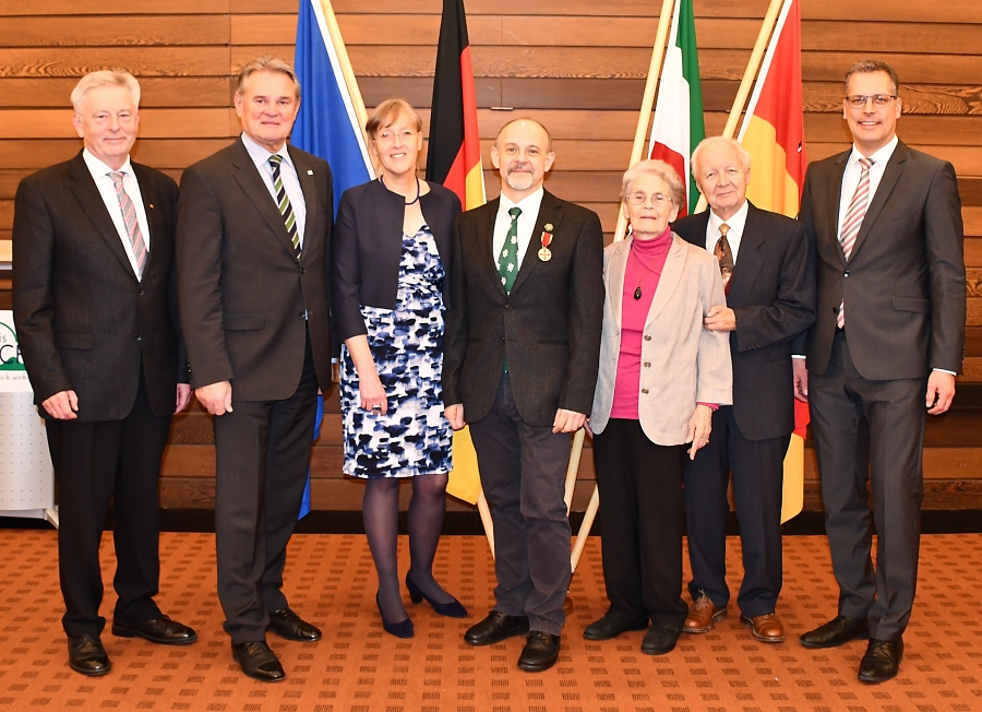 Kalle Kubatschka (Mitte) mit den Gratulanten: (v.l.) DAV-Pr%EF%BF%BDsident Josef Klenner, Landrat G%EF%BF%BDnter Rosenke, Lebensgef%EF%BF%BDhrtin Sybille Gillessen, Mutter Irene und Vater Hans-Dieter Kubatschka, Z%EF%BF%BDlpichs B%EF%BF%BDrgermeister Ulf H%EF%BF%BDrtgen / Foto: Wolfgang Andres, Pressestelle Kreis Euskirchen