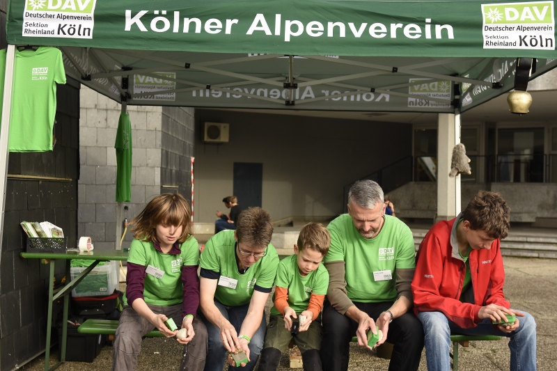 12. K%EF%BF%BD%EF%BF%BDlner AlpinTag: Steine schleifen mit der Familiengruppe