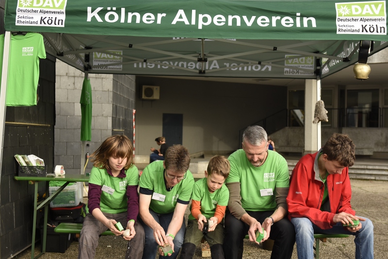 12. K%EF%BF%BDlner AlpinTag: Steine schleifen mit der Familiengruppe