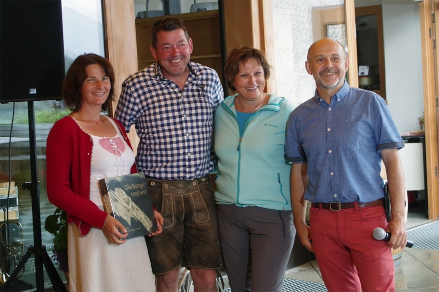 Nehmen die Gratulation der Vizepr%EF%BF%BD%EF%BF%BDsidentin Burgi Beste entgegen: Anja Hangl, Walter Kerscher und Kalle Kubatschka / Foto Hanno Jacobs